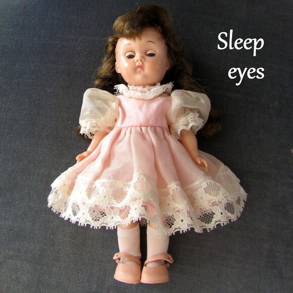 GINNY DOLL, BENT KNEE WALKER w CASE + 6 PRETTY DRESSES, 2 PAIR SHOES + MORE - Picture 5 of 16